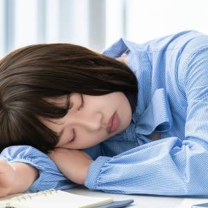 「食後に眠い…」集中力を下げやすいNG食べ物|管理栄養士が解説
