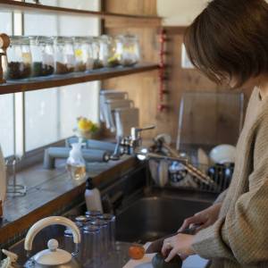 「無理にいい人でいなくていい」アラフィフ女性が山暮らしの半年で出会った人々と、肩の力を抜く生き方