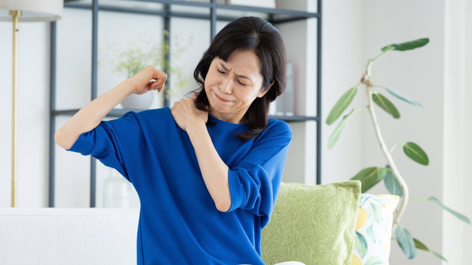 【巻き肩解消に必要なのはストレッチじゃなかった】手がうしろに回らない人必見｜みるみる変わる簡単エクサ