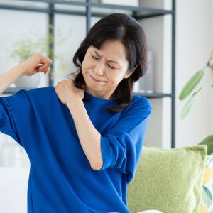 【巻き肩解消に必要なのはストレッチじゃなかった】手がうしろに回らない人必見｜みるみる変わる簡単エクサ