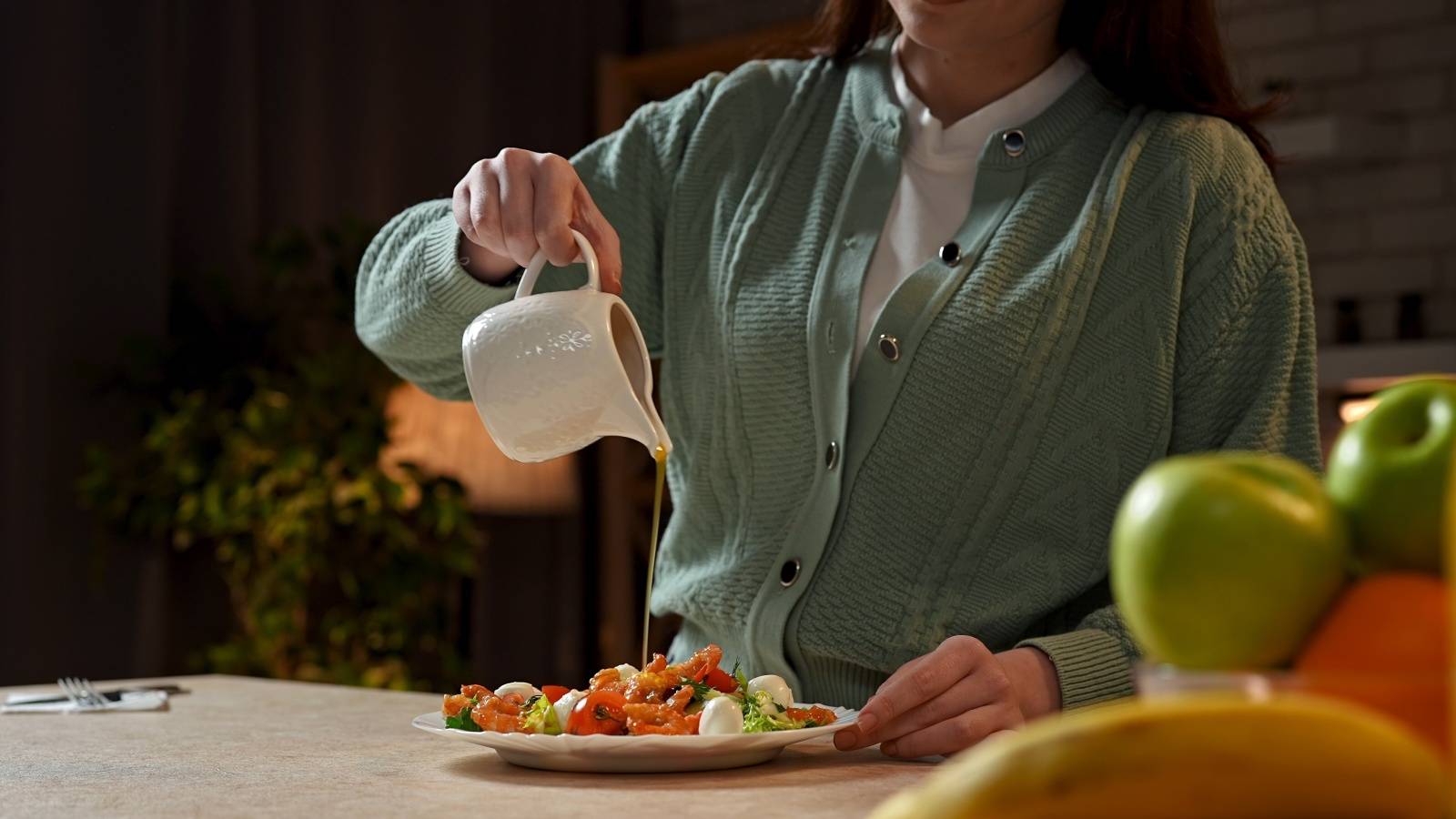 「夜に食べると疲れが抜けない…」避けたい意外な食べ物5選｜管理栄養士が解説