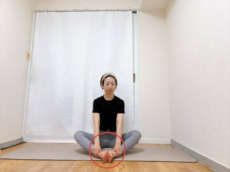両手で足首を掴んだがっせきで座った体勢