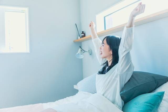 目覚める女性