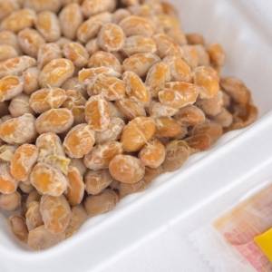 知らずにやってるかも…納豆の効果を下げるNGな食べ方3選｜管理栄養士が解説