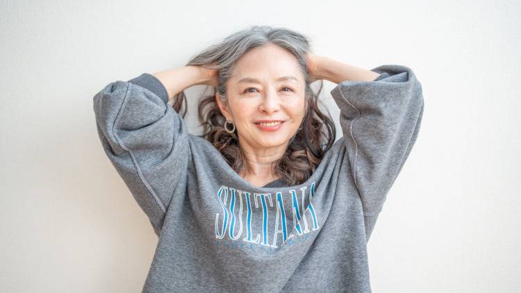 白髪染めをやめて1年。「グレイヘアにしてよかった！」と思うけれど｜連載 #60代のリアル