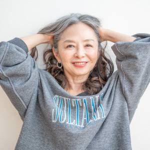 白髪染めをやめて1年。「グレイヘアにしてよかった！」と思うけれど｜連載 #60代のリアル