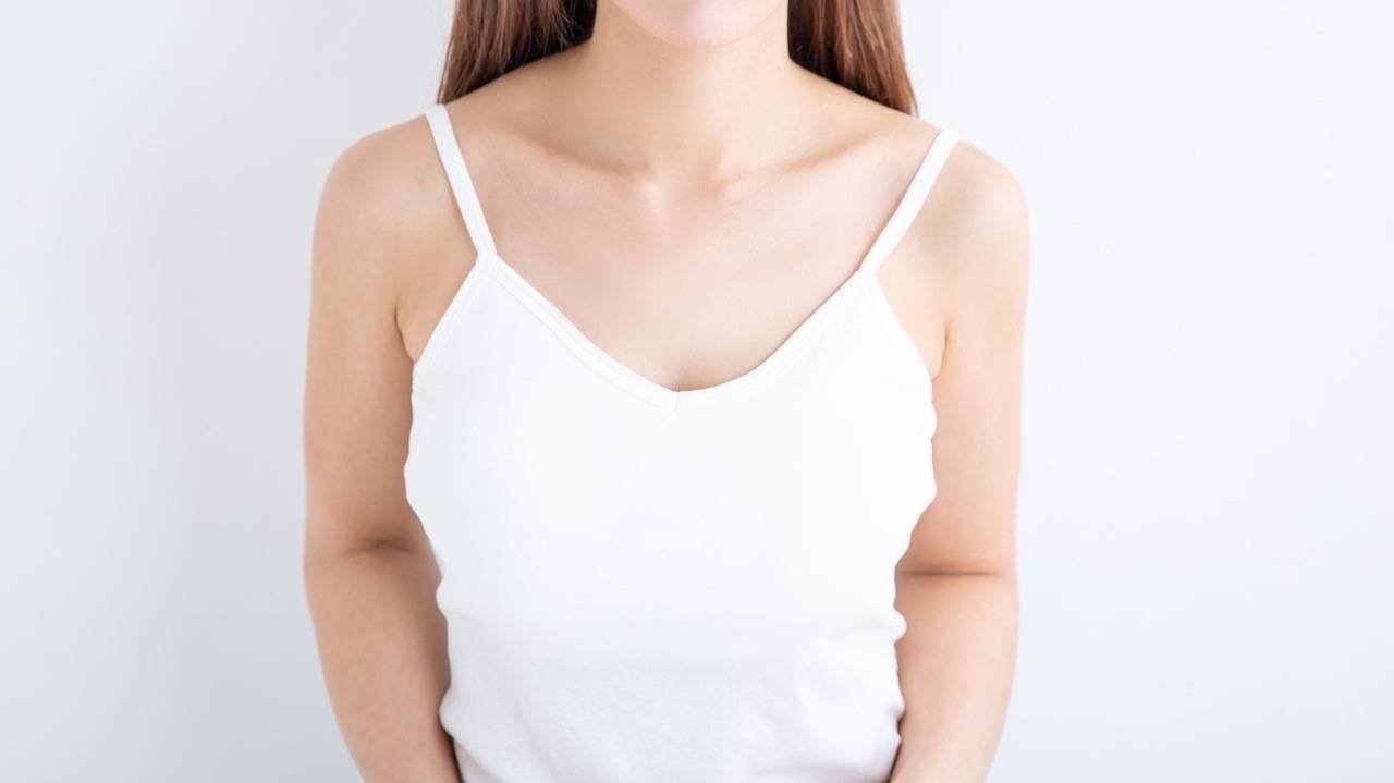  薄着の女性 