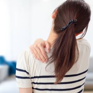 気づくと肩に力が入っている人へ。揉んでも戻る首肩こりは“肋骨の硬さ”が原因かも。呼吸と姿勢を整える『肋骨まわし』