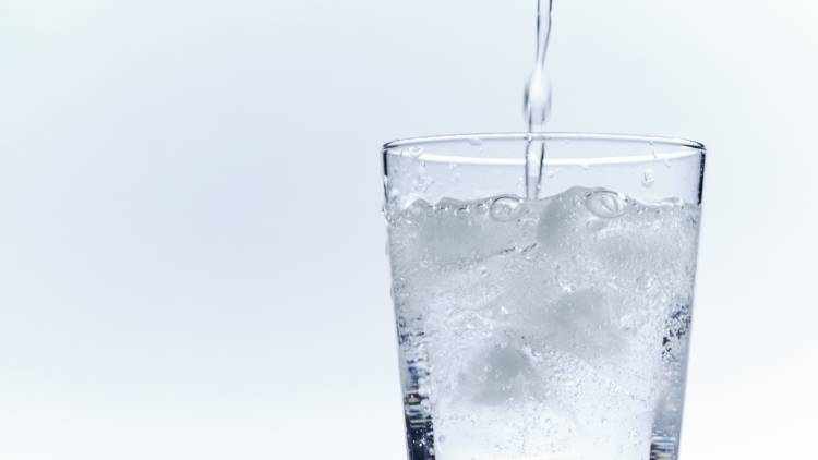 胃にやさしいと思ってない?炭酸水が合わない人の特徴|管理栄養士が解説
