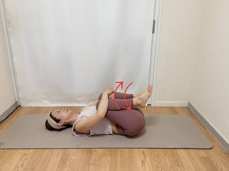 両膝を抱えた仰向けで左右に動く骨盤まわりのほぐし