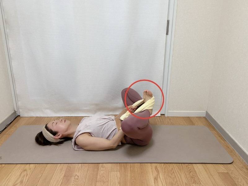 足にタオルを引っ掛けて行う、仰向けのがっせきストレッチ