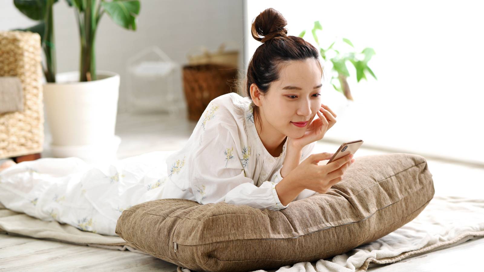  ガチガチ首がみるみる軽くなる【究極のズボラストレッチ】寝そべったままできるリセット法 
