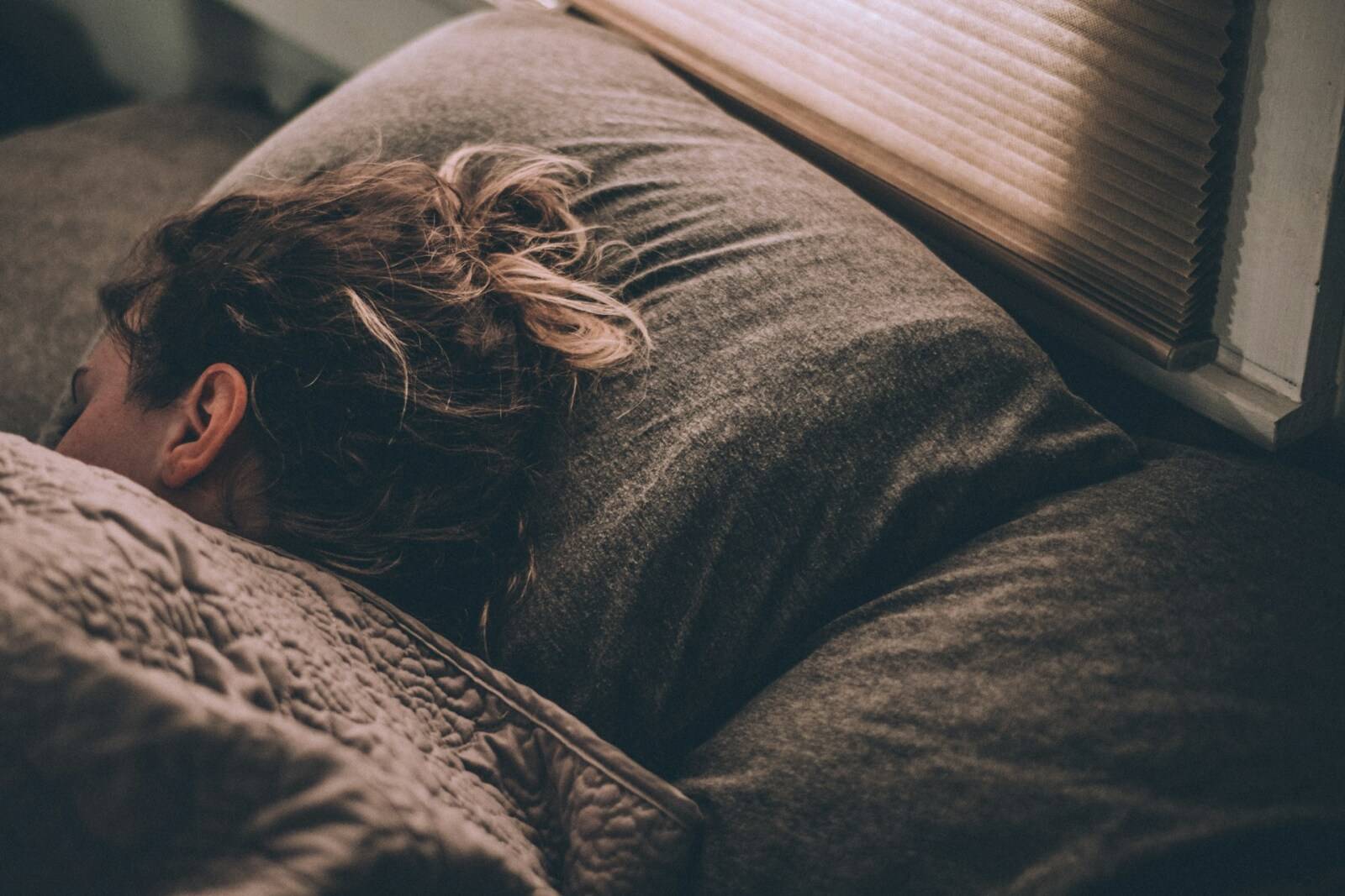 ベッドで眠る人