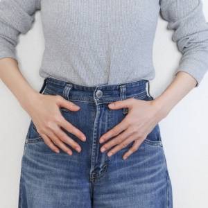 お腹を引き締めたいなら腹筋するより内もも鍛えて!【寝たままOK】下腹ぽっこり改善エクササイズ