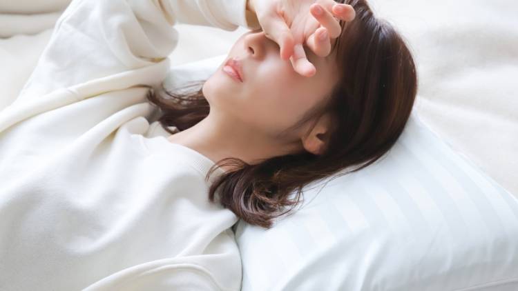 【ベッドの中で1分】不安を感じる夜のおまもり!胸の谷間ほぐし