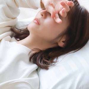 【ベッドの中で1分】不安を感じる夜のおまもり!胸の谷間ほぐし