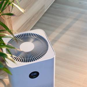 「空気清浄機」が40歳以上の認知機能を向上させる可能性｜研究結果が示唆