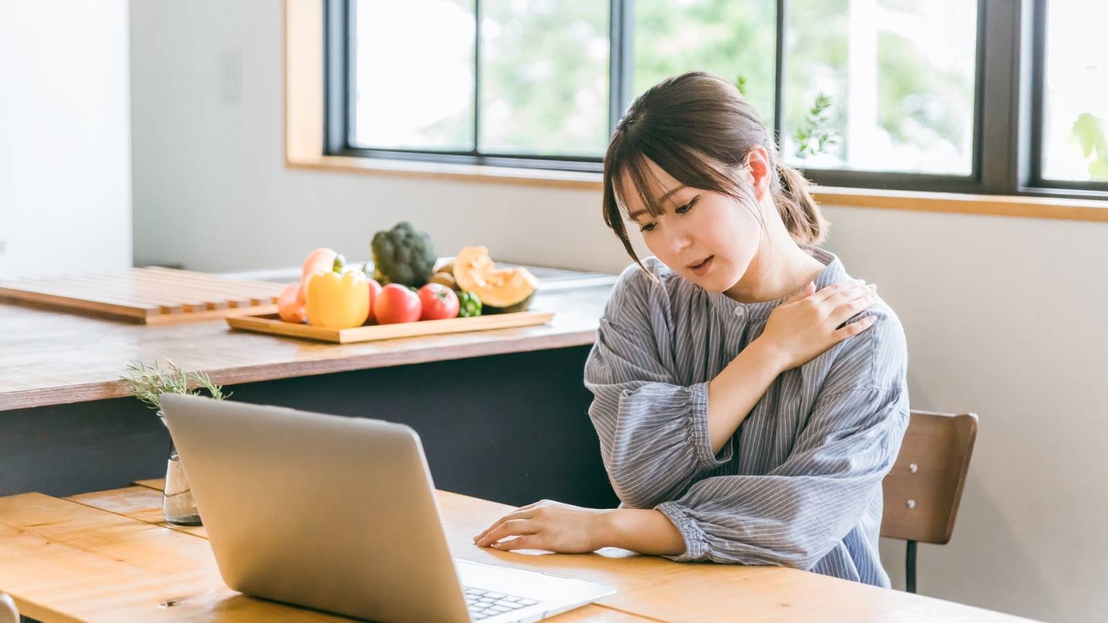 肩こりが治らない理由は「背中のフリーズ」？その場でスッキリする肩甲骨はがしエクサ