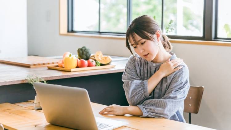 肩こりが治らない理由は「背中のフリーズ」?その場でスッキリする肩甲骨はがしエクサ