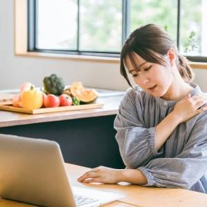 肩こりが治らない理由は「背中のフリーズ」?その場でスッキリする肩甲骨はがしエクサ