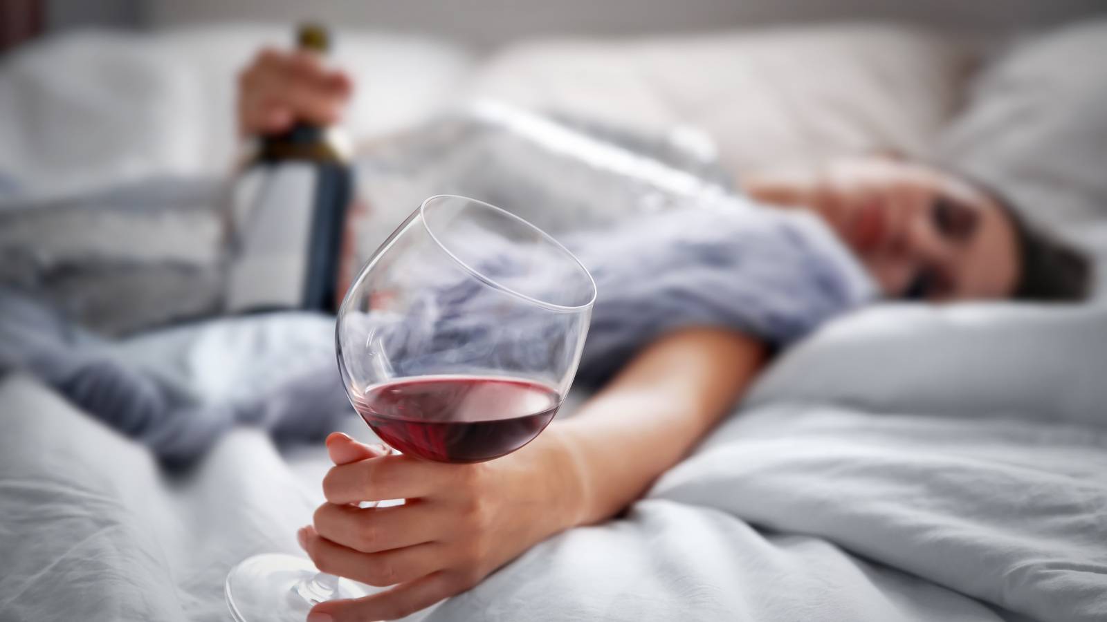  【寝酒の正体】脳を気絶させているだけ？医師が教える、アルコールが記憶の整理を阻害する理由 