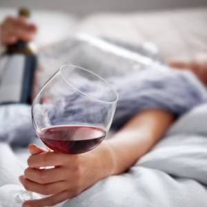 【寝酒の正体】脳を気絶させているだけ?医師が教える、アルコールが記憶の整理を阻害する理由