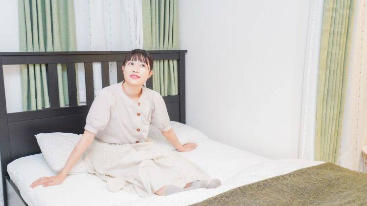 夜寝る前に【だら〜んと揺れるだけ】股関節から全身をゆるめて深いリラックスを感じる「バタフライのポーズ」