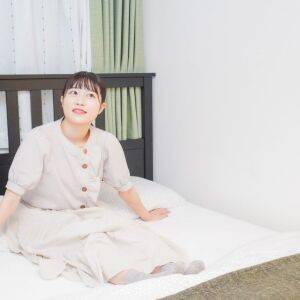 夜寝る前に【だら〜んと揺れるだけ】股関節から全身をゆるめて深いリラックスを感じる「バタフライのポーズ」