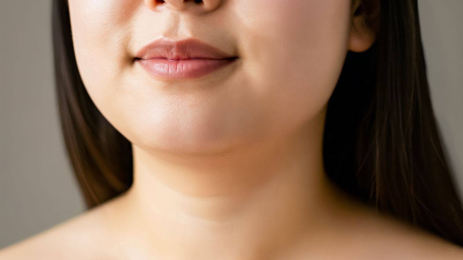  【スキンケアのあとに1分】大人世代のフェイスラインのたるみは「あご下ほぐし」でスッキリ 