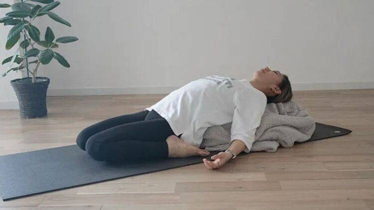 【リラックスが苦手な人必見】寝る前3分!緊張をほぐして睡眠の質を高める「寝るだけポーズ」