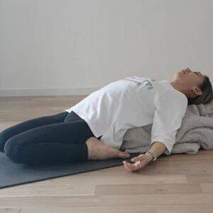 【リラックスが苦手な人必見】寝る前3分!緊張をほぐして睡眠の質を高める「寝るだけポーズ」
