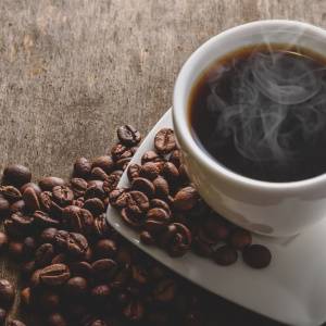 そのコーヒー、逆効果かも。更年期の不調を悪化させるNG習慣|管理栄養士が解説