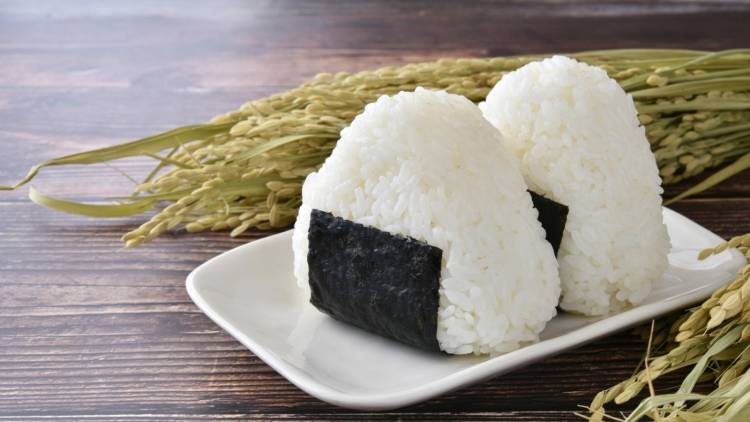 朝「おにぎり」に入れるだけ。たんぱく質が摂れる具材3選｜管理栄養士が解説