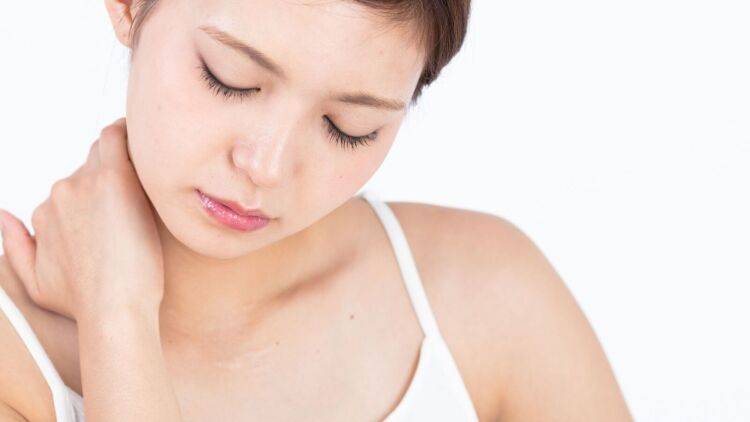 首から肩が“一枚の板”みたいにガチガチな人へ。伸び感が変わる「肩甲骨ロック」ストレッチ