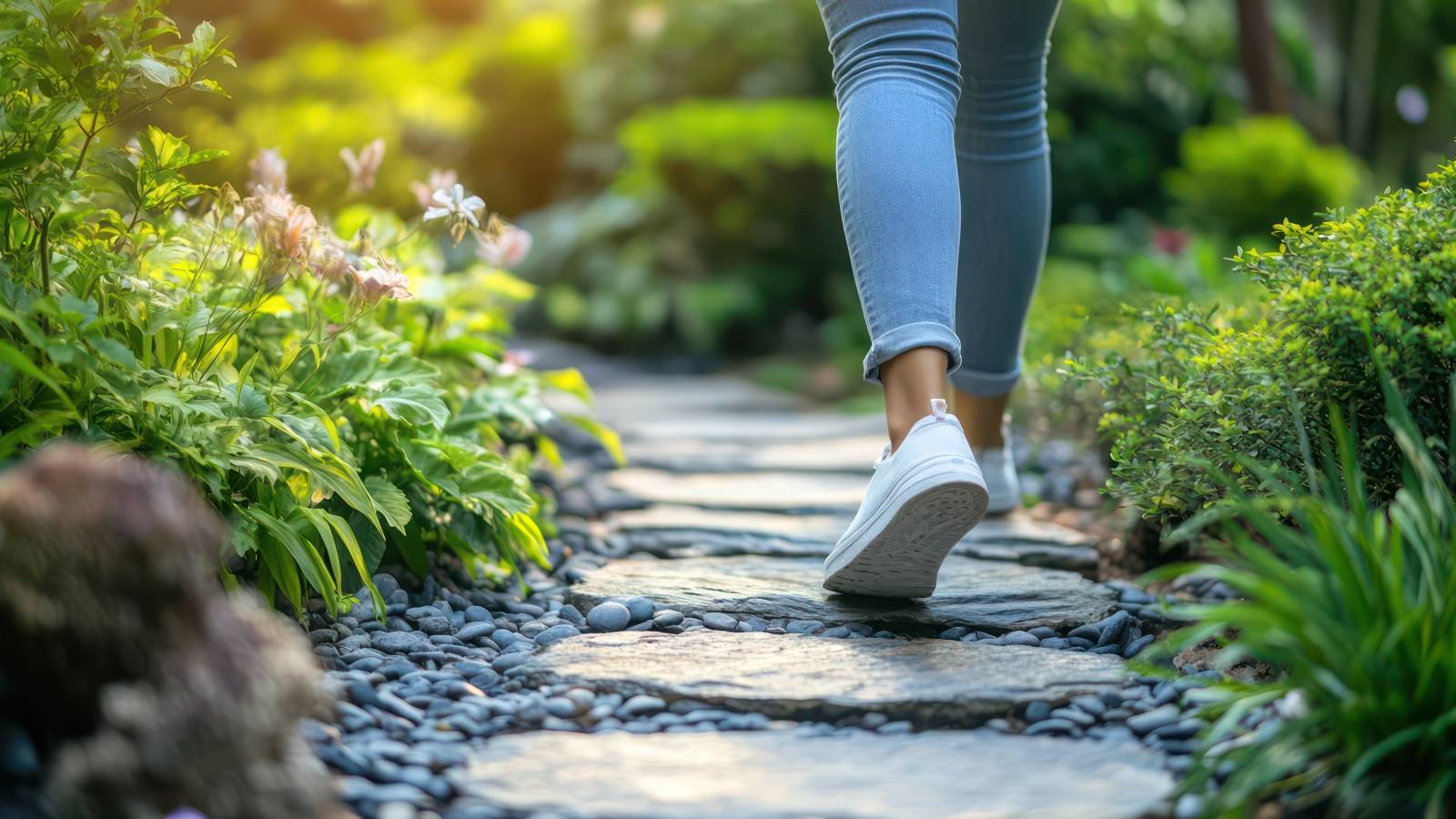  「歩くだけ」で気分が変わるのは気のせいじゃない！医師が教える、うつ気分を晴らす歩き方 