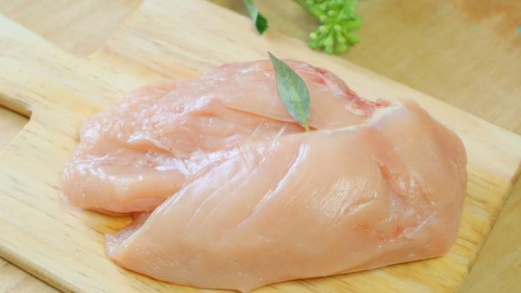 鶏むね肉がパサつかない。しっとり仕上げる簡単なコツ｜管理栄養士が解説