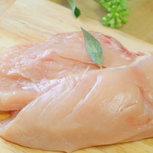 鶏むね肉がパサつかない。しっとり仕上げる簡単なコツ｜管理栄養士が解説
