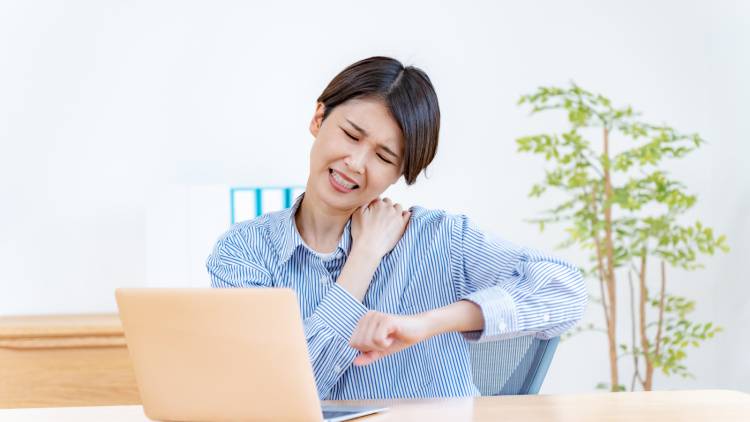 【バンザイしたときに腕がスムーズに上がらない】→寝たまま3分で劇的変化!「肩関節のセルフケア」