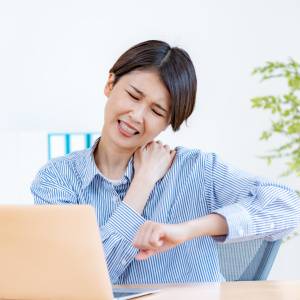 【バンザイしたときに腕がスムーズに上がらない】→寝たまま3分で劇的変化!「肩関節のセルフケア」