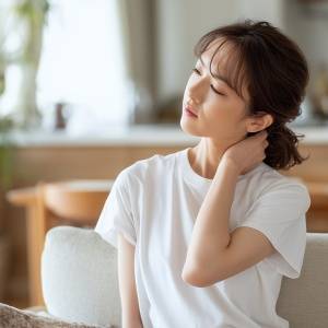 【首こりセルフチェック付き】ベッドの上で寝る前3分!バキバキ首が軽くなる「首ほぐしヨガ」