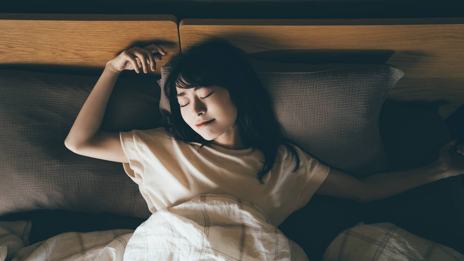  【たくさん寝るだけでは疲れが取れない理由】40代以降に重要な「寝姿勢」を改善！寝ながら背骨ほぐし 