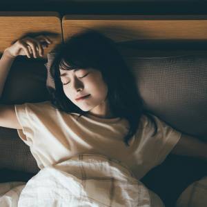 【たくさん寝るだけでは疲れが取れない理由】40代以降に重要な「寝姿勢」を改善！寝ながら背骨ほぐし