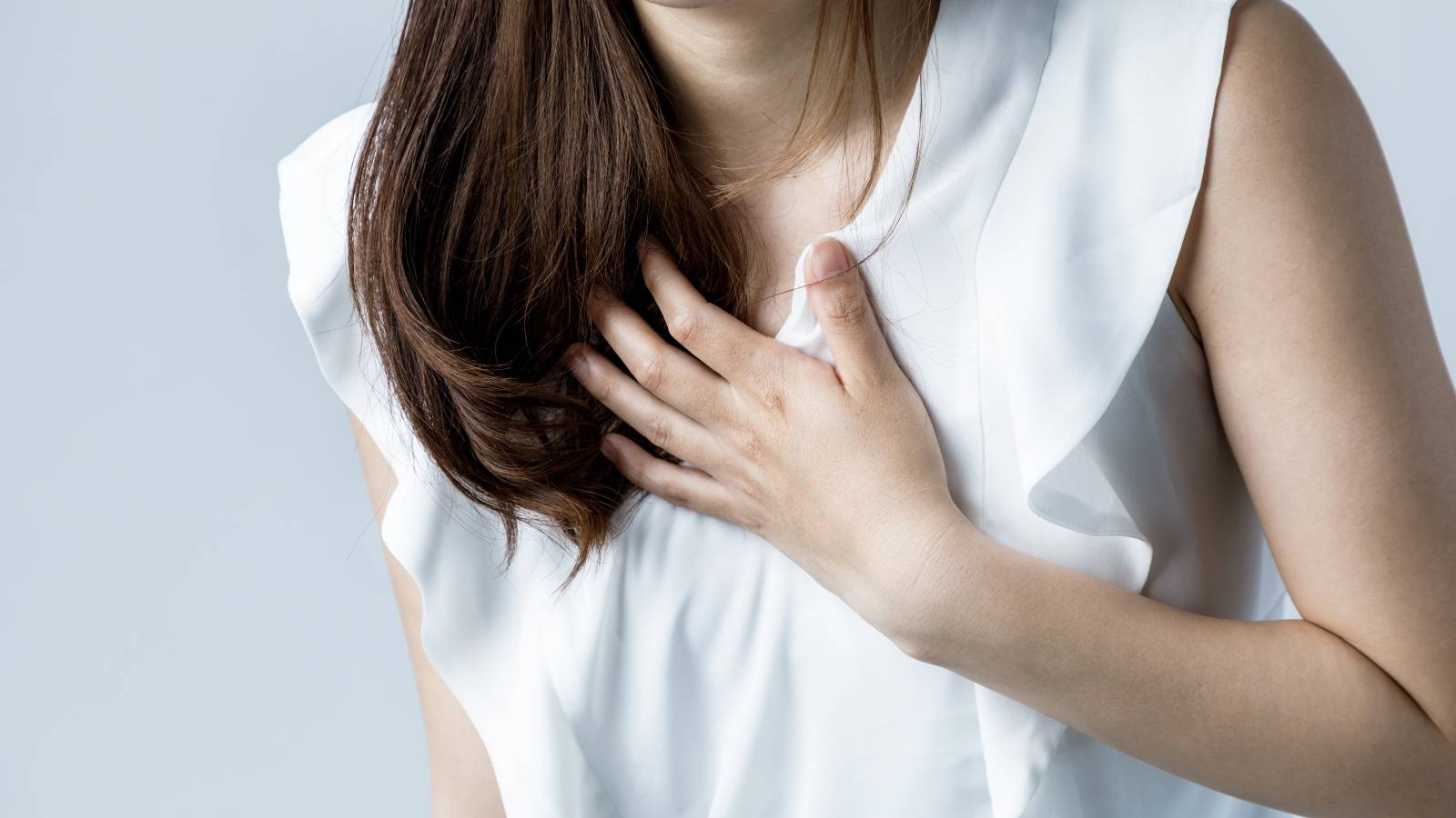 呼吸するとき肩と首が動く人は呼吸が浅い→深い呼吸をマスターするための基本トレ「寝たまま腹式呼吸」