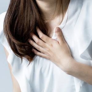 呼吸するとき肩と首が動く人は呼吸が浅い→深い呼吸をマスターするための基本トレ「寝たまま腹式呼吸」