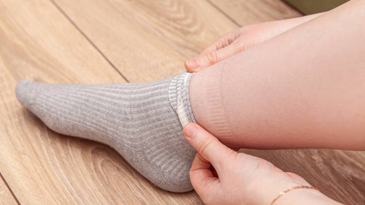 「夕方になると靴下の跡がくっきり」→むくみがみるみるスッキリ!脚を上げるだけ簡単ストレッチ