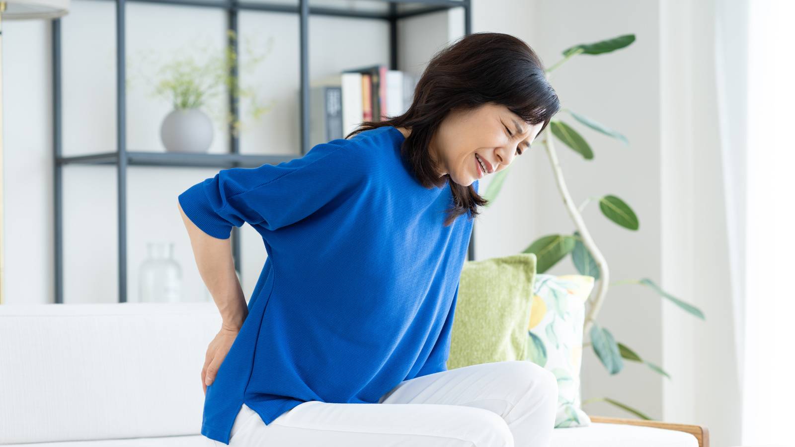 【腰まわりがスーッと軽くなる！】「腰痛」の正体は股関節の詰まりだった？「合せき前屈」の意外な効果 