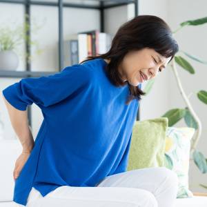 【腰まわりがスーッと軽くなる!】「腰痛」の正体は股関節の詰まりだった?「合せき前屈」の意外な効果