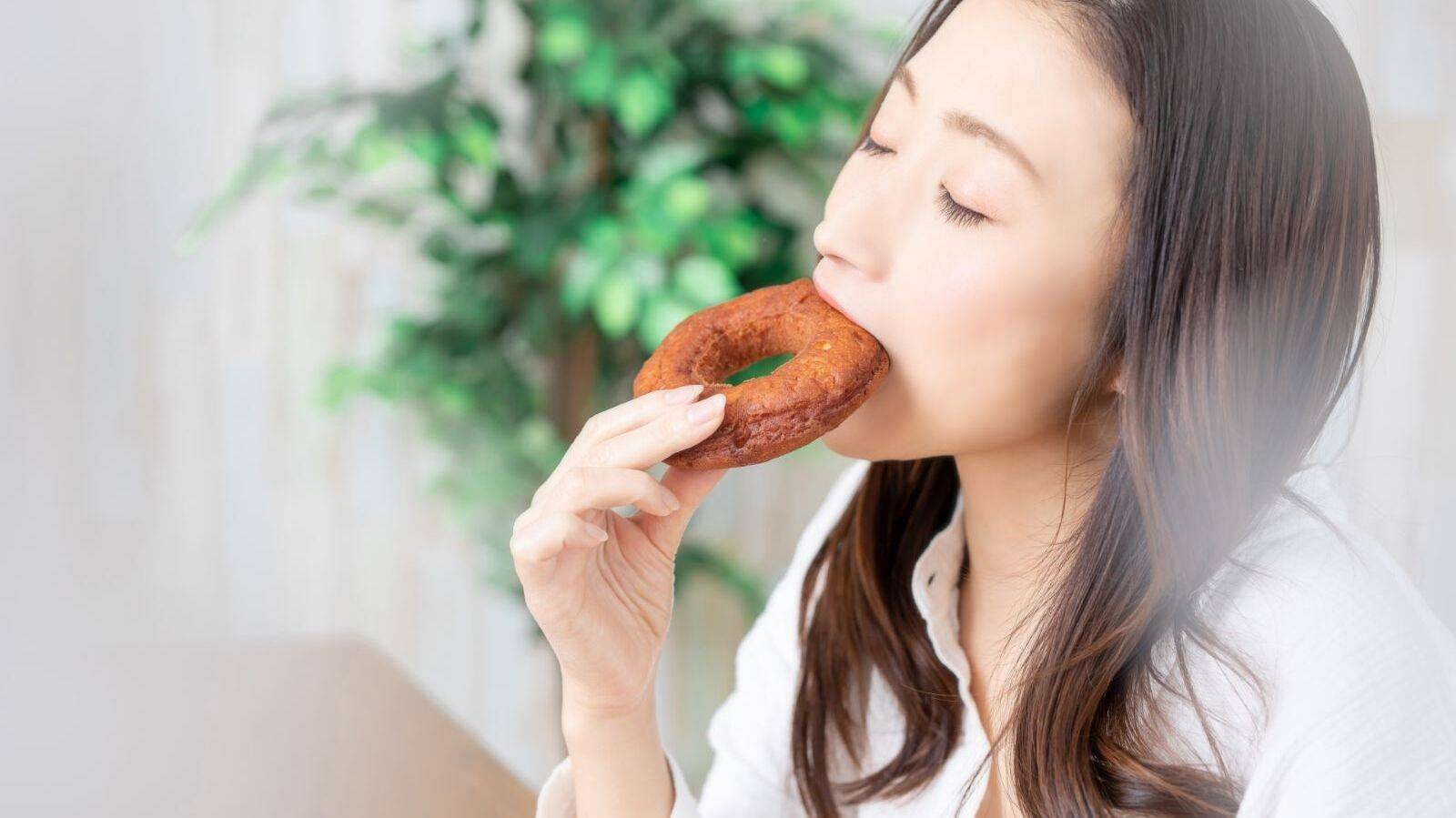 夜の食欲が止まらない人は背中が硬い？ガチガチ背中をゆるめて自律神経の乱れを整える夜ストレッチ