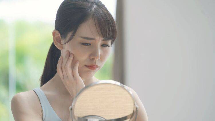 朝の顔のむくみスッキリ！〈メイク前にぜひやって〉「たった1分」首ストレッチ