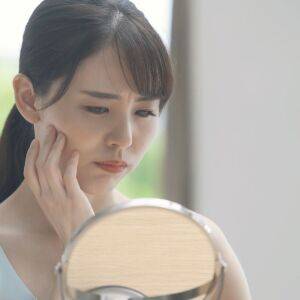 朝の顔のむくみスッキリ！〈メイク前にぜひやって〉「たった1分」首ストレッチ